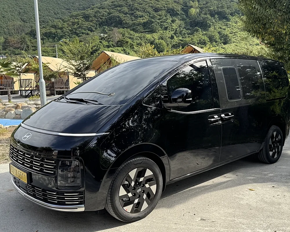 펜션 앞에 세워진 삼부택시 스타리아 라운지 실제 차량